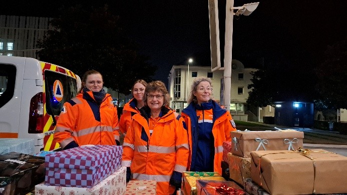 Bénévoles Protection Civile Maine-et-Loire préparant des Protec’Box solidaires