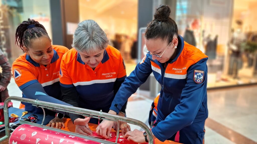 Bénévoles Protection Civile emballant des cadeaux à Carrefour Grand Maine Angers